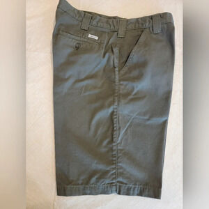NEW -‎ CARHARTT DK. GREEN KHAKI SHORTS (sz 38)